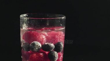 Suya düşen taze çilek