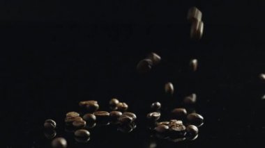 Siyah arkaplanda kahve çekirdekleri