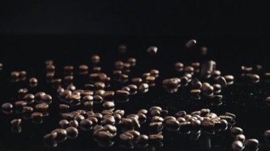 Siyah kahve çekirdekleri.