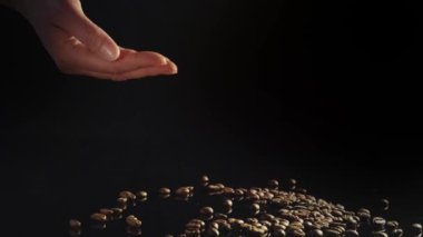 Siyah arkaplanda kahve çekirdekleri