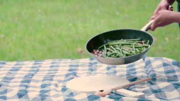 フライパンでベーコンと緑の豆を投げ. — ストック動画