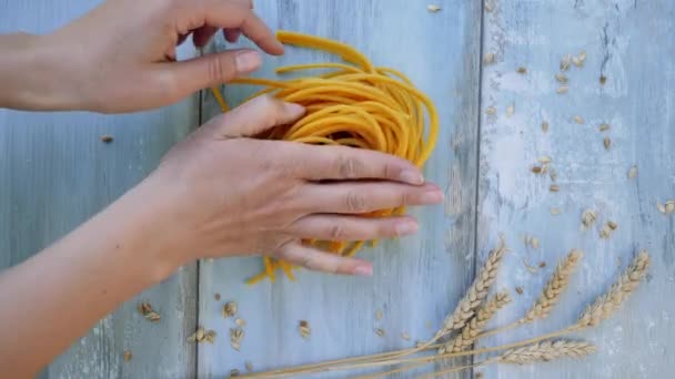 Läckra färsk pasta — Stockvideo