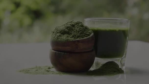 Barleygrass juice and powder. — Stock Video