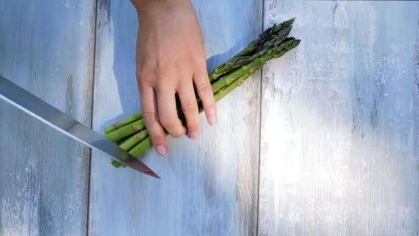 Snijden gezonde groene asperges. — Stockvideo