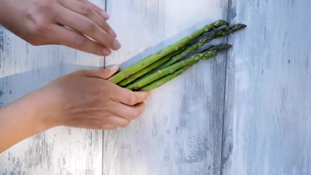 Groene asperges snijden. — Stockvideo