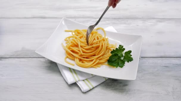 Deliciosos espaguetis comiendo — Vídeo de stock