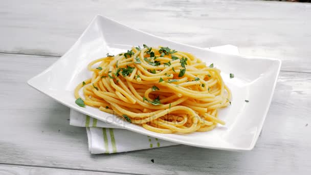 Spagetti pasta med napolitanska sås. — Stockvideo