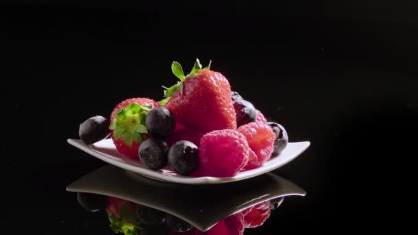 Свіжі літні фрукти їдять . — стокове відео