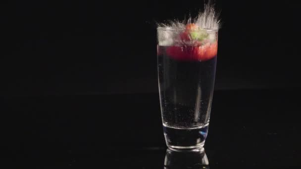 Полуниця падає в склі — стокове відео