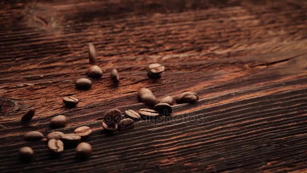 Кофейные зерна падают — стоковое видео