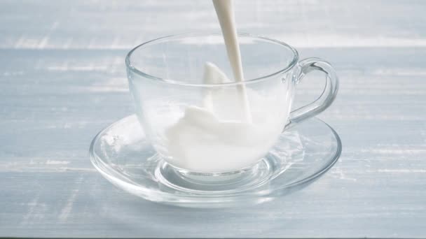 Köstliche Bio-Milch. — Stockvideo