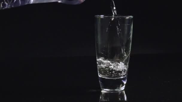 Наливая воду в стекло — стоковое видео