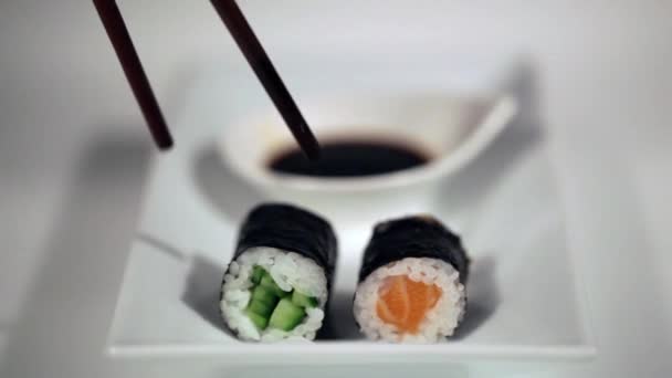 Delicious sushi makan . — Stok Video
