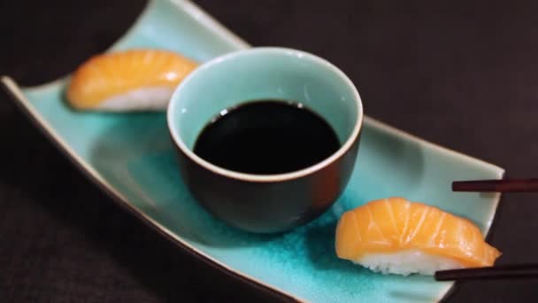 Salmon sushi and soy sauce. — Stock Video