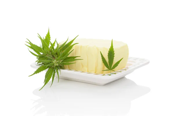 Cannabutter sur soucoupe avec plante — Photo