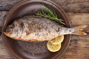 Deniz ürünleri yemek. Yukarıdan plaka üzerinde ızgara balık.