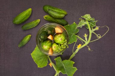 Kavanoza yukarıdan taze salatalık.