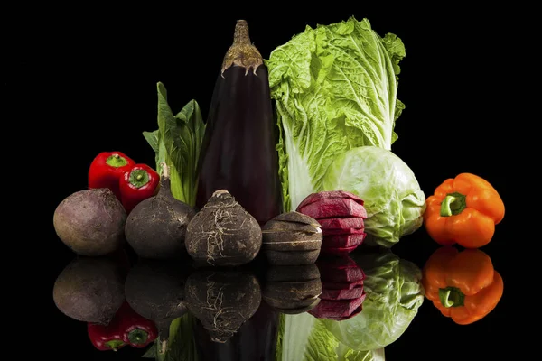 Luxuriöses farbenfrohes Gemüse-Stillleben. — Stockfoto