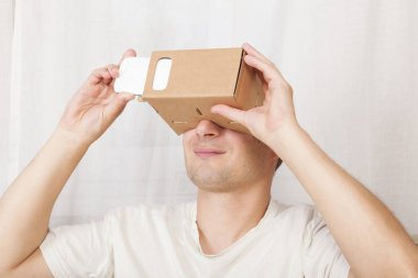 Sanal gerçeklik karton kullanan adam.