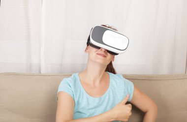 Vr eldiven ile güzel kız.