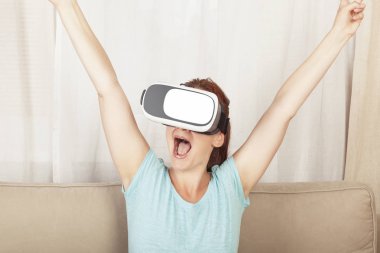 Sanal gerçeklik WINS'de genç kadın