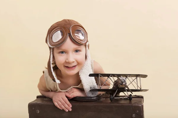 Young girl dreams about traveling — Stock Photo, Image