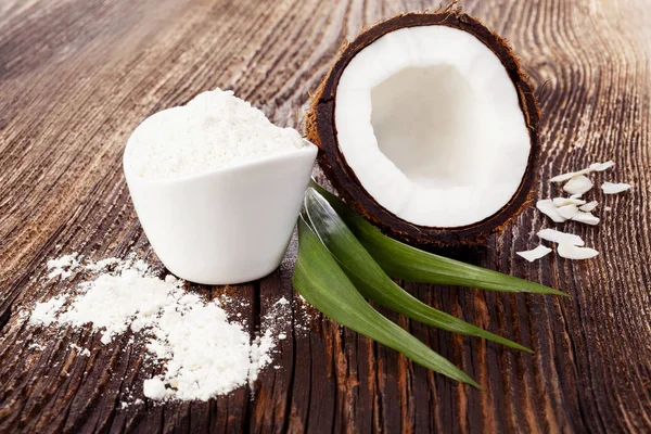 Färsk kokosnöt hälften med kokos mjöl — Stockfoto