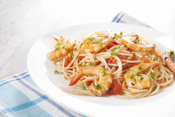 Espaguete com camarões — Fotografia de Stock