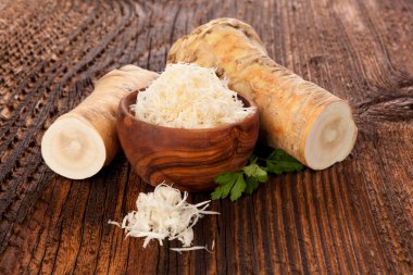 Taze ve rendelenmiş horseradish kök
