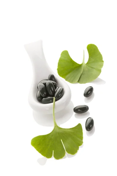 Ginkgo foglie con capsule di gel . — Foto Stock