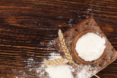 Tam tahıllı un ve ekmek kavramı.