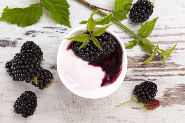 Yogurt Blackberry fresco sano . — Foto Stock