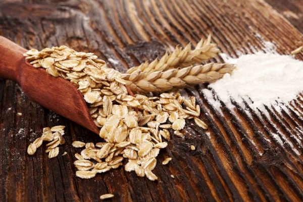 Butiran bubur dalam sendok dan tepung gandum utuh — Stok Foto