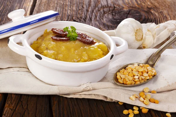 Sopa de lentilha na mesa de madeira — Fotografia de Stock