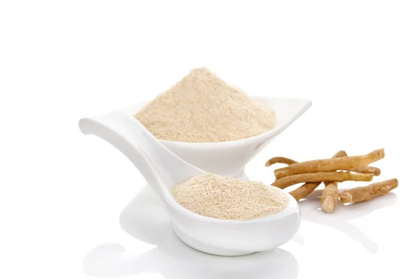 Ashwagandha polvere in cucchiaio con radici — Foto Stock