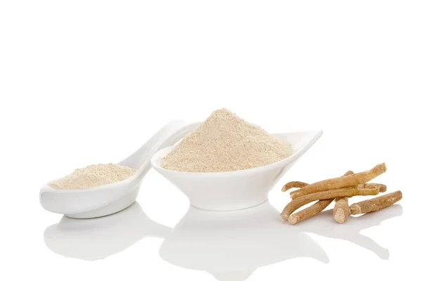 Ashwagandha polvere in cucchiaio con radici — Foto Stock