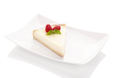 Beyaz plaka üzerinde ev yapımı Cheesecake.