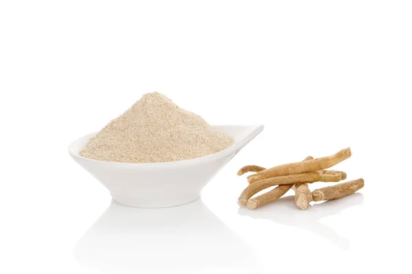 Ashwagandha polvere in cucchiaio con radici — Foto Stock