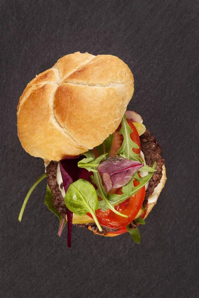 Hamburger met verse tomaat en sla. — Stockfoto