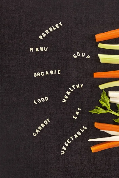Alphabet Pâtes alimentaires et légumes crus — Photo