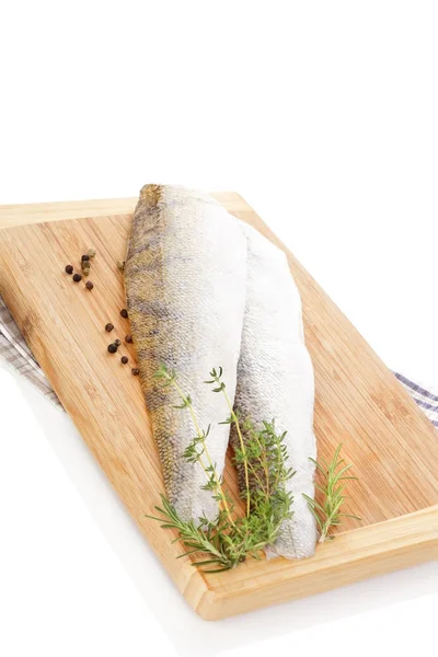 Ahşap doğrama tahtası sağlıklı fileto balık dilimleri — Stok fotoğraf