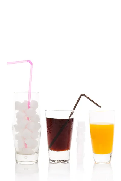 コーラ、砂糖の立方体およびガラスのオレンジ ジュース. — ストック写真
