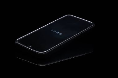 Fomo metin üstünde hareket eden telefon.