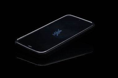 Sessiz kutsal kişilerin resmi üstünde hareket eden telefon.