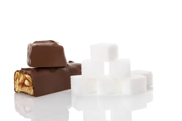 Chocolate bar e cubos de açúcar . — Fotografia de Stock