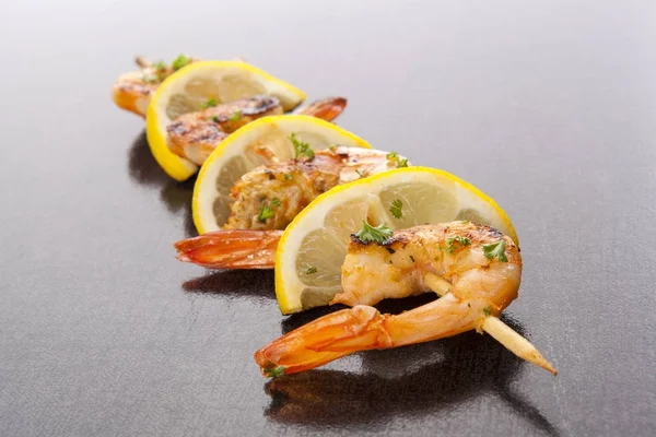 Grilled shrimps on skewer — Stock Photo, Image