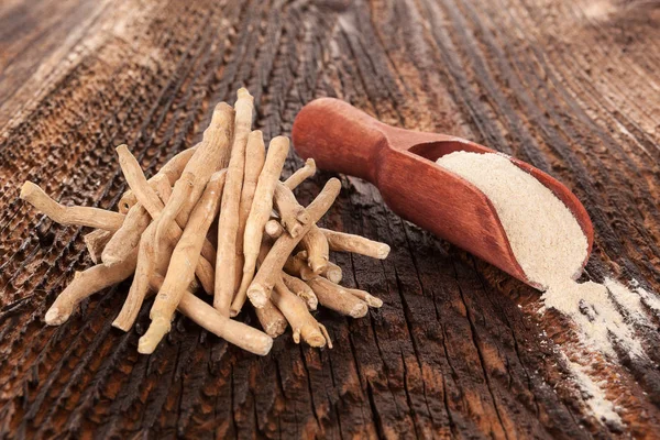 Ashwagandha Wurzeln und Pulver. — Stockfoto