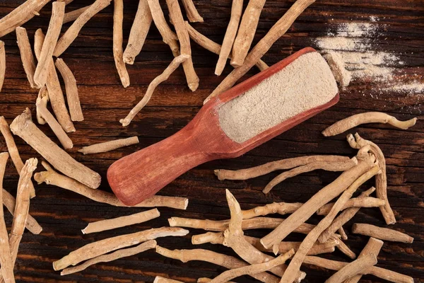 Ashwagandha raíces y polvo en cuchara . — Foto de Stock