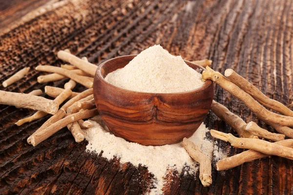 Ashwagandha polvere in ciotola di legno — Foto Stock