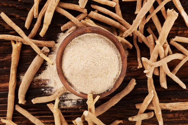 Raíces y polvo de Ashwagandha — Foto de Stock